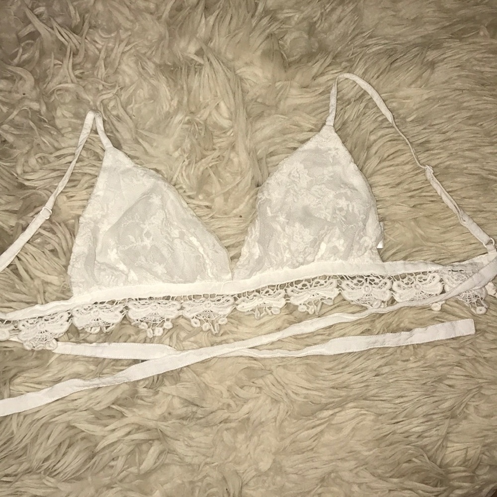 White embroidered top✨☁️ Size: Medium